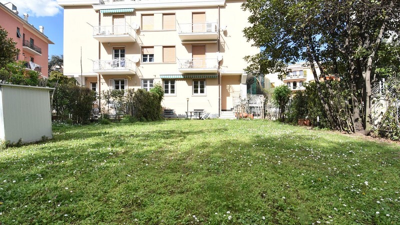 Via Siena, eleganti mq 190 con giardino