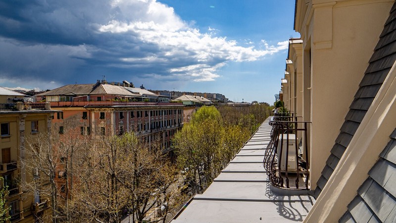Corso Torino, luminoso attico alla francese con balconi