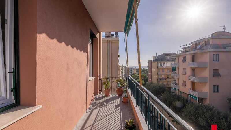 Via Vassallo, 120 mq con balcone vista mare