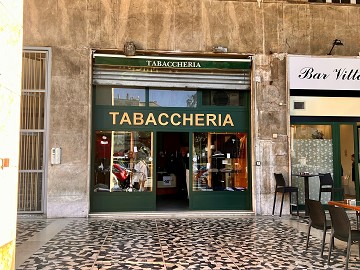 Piazza della Vittoria, negozio soppalcato di 40 mq