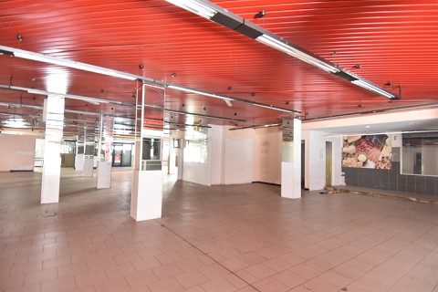 Rivarolo, locale commerciale di mq 450 con posti auto