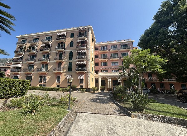 Viale delle Palme, monolocale con terrazzino vista mare