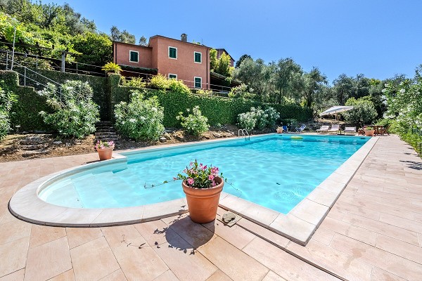Sant’Ambrogio, esclusiva proprietà con due ville, piscina e parco privato