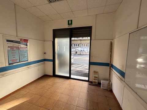Via Archimede, negozio di 85 mq su due piani
