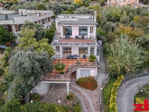 Varazze, luminosa villa vista mare