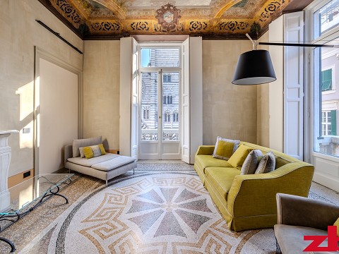 Via San Lorenzo, elegante appartamento ristrutturato di fronte alla Cattedrale