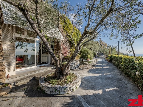 Framura, nuda proprietà, splendida villa in pietra fronte mare
