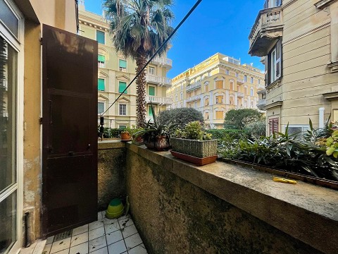 Salita San Gerolamo, ampio appartamento con giardino in nuda proprietà