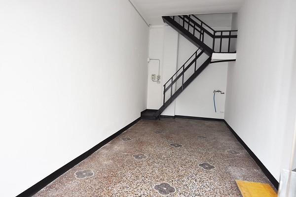 Via Archimede, negozio di 50 mq su due piani