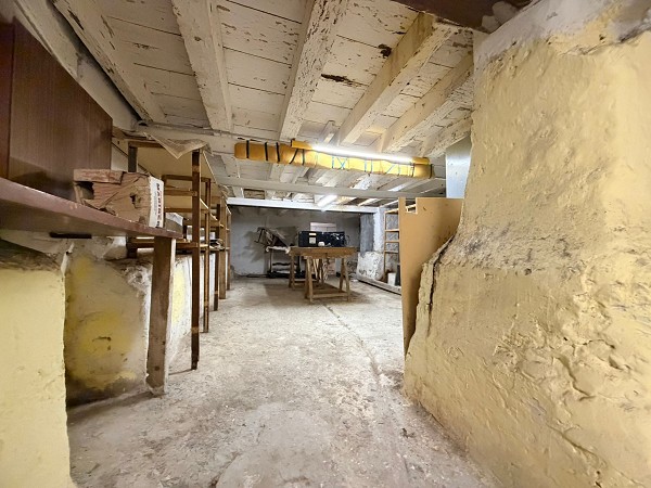 Sampierdarena Vico Grandis grande magazzino seminterrato
