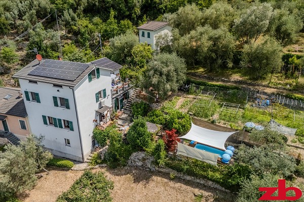 Avegno, casa semindipendente nel verde