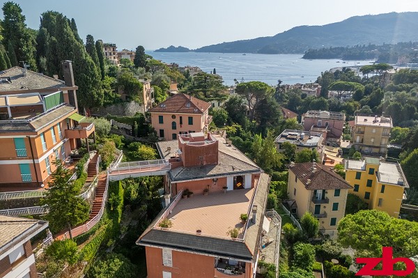 Rapallo, spettacolare attico vista mare con straordinari spazi esterni