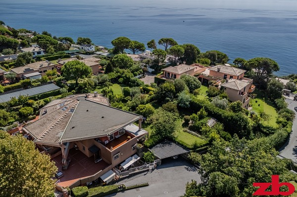 Arenzano Pineta, bilivello di 148 mq con giardino