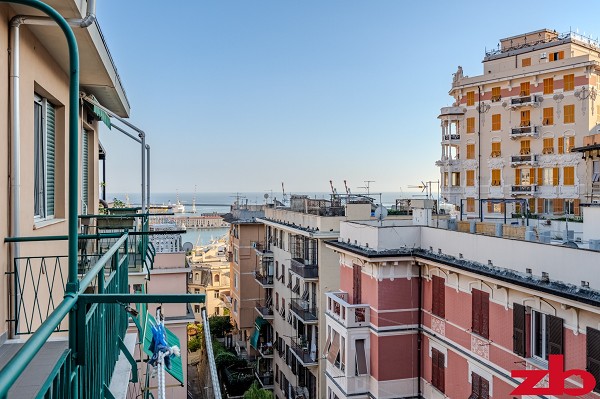 Salita San Rocco, ultimo piano vista mare ristrutturato